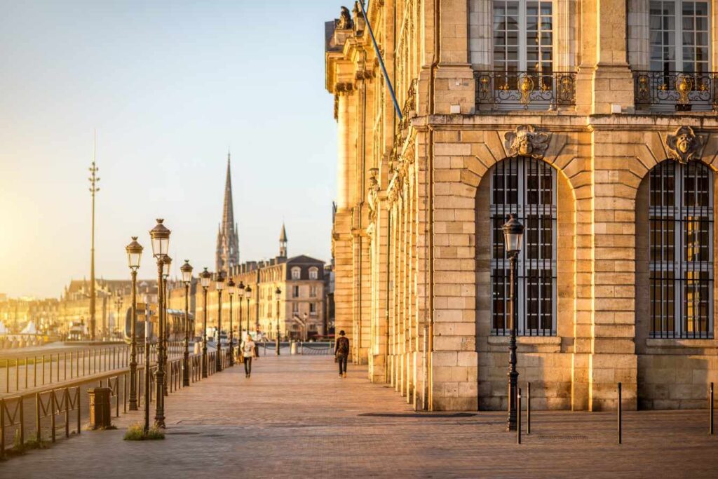 Place de la Bourse à Bordeaux et architecture en pierre, illustration de l'immobilier bordelais et de ces prix au m2 bordeaux